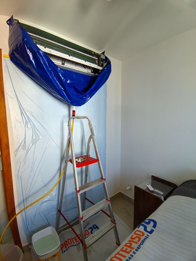 Manutenção de ar condicionado em quarto