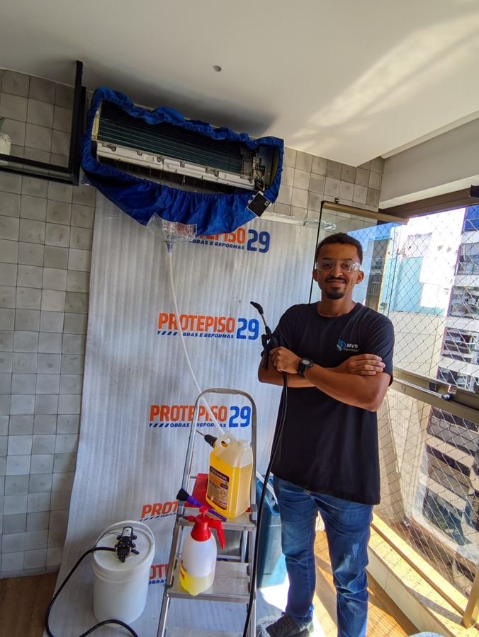 Técnico MVS finalizando serviço